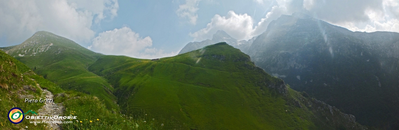 25 Panoramica con Baita Zuccone,Vindiolo, Corna Piana ed Arera....jpg